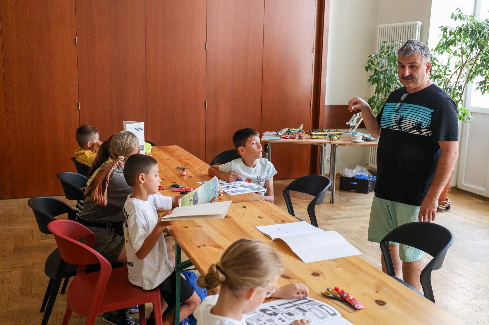 Zdjęcie w galerii na portalu naszraciborz.pl: Modele z kartonu na letnich warsztatach w RCK wiadomości z regionu