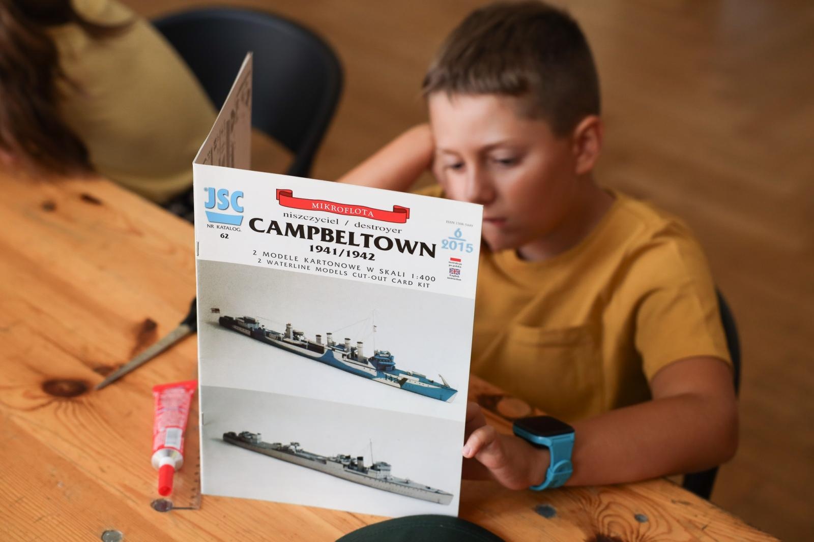 Zdjęcie w galerii na portalu naszraciborz.pl: Modele z kartonu na letnich warsztatach w RCK wiadomości z regionu