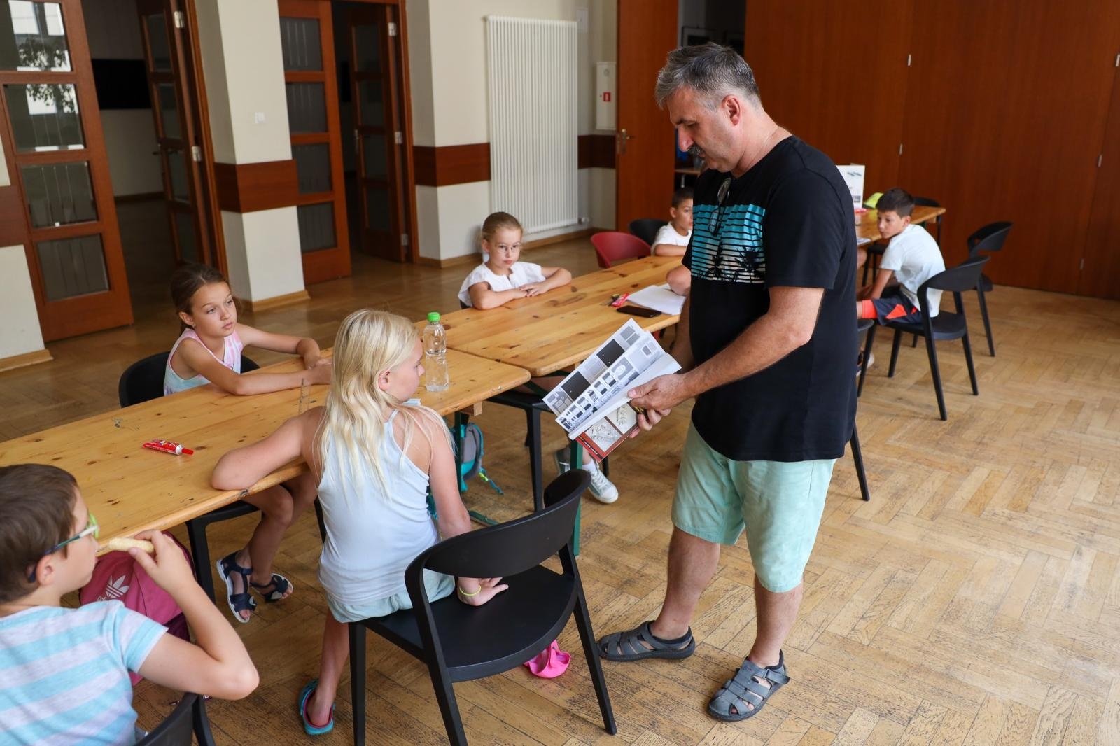 Zdjęcie w galerii na portalu naszraciborz.pl: Modele z kartonu na letnich warsztatach w RCK wiadomości z regionu