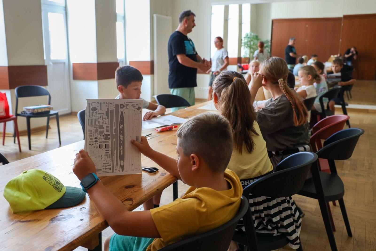 Zdjęcie w galerii na portalu naszraciborz.pl: Modele z kartonu na letnich warsztatach w RCK wiadomości z regionu