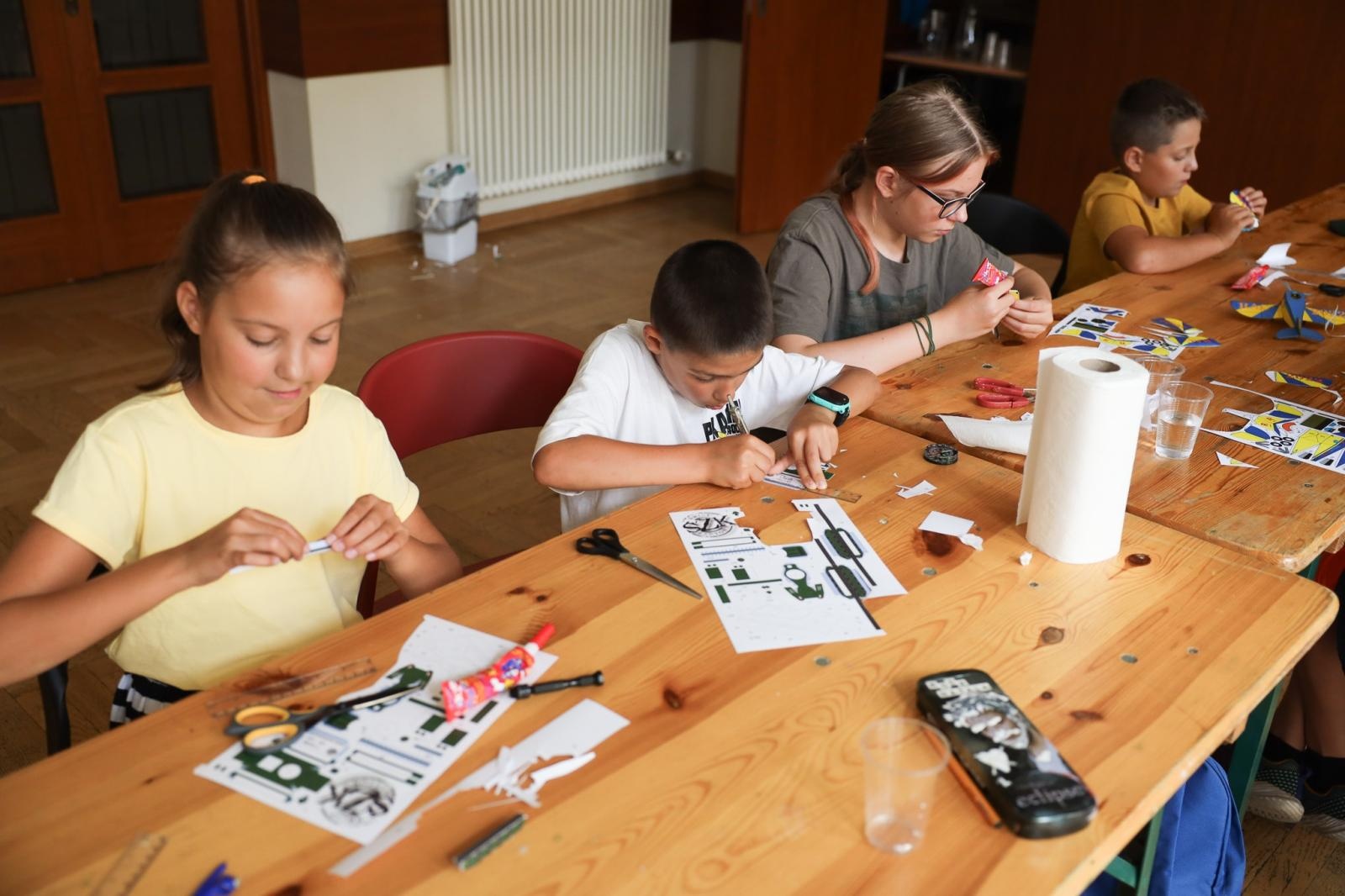 Zdjęcie w galerii na portalu naszraciborz.pl: Modele z kartonu na letnich warsztatach w RCK wiadomości z regionu