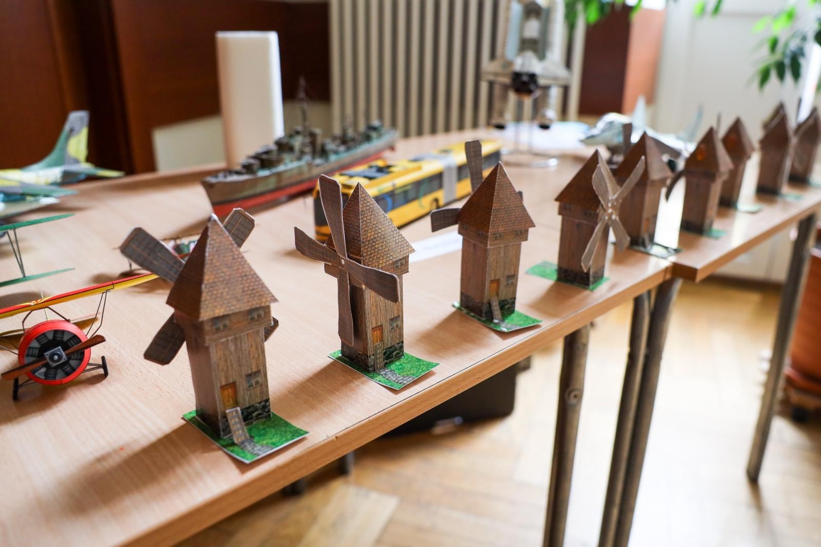 Zdjęcie w galerii na portalu naszraciborz.pl: Modele z kartonu na letnich warsztatach w RCK wiadomości z regionu