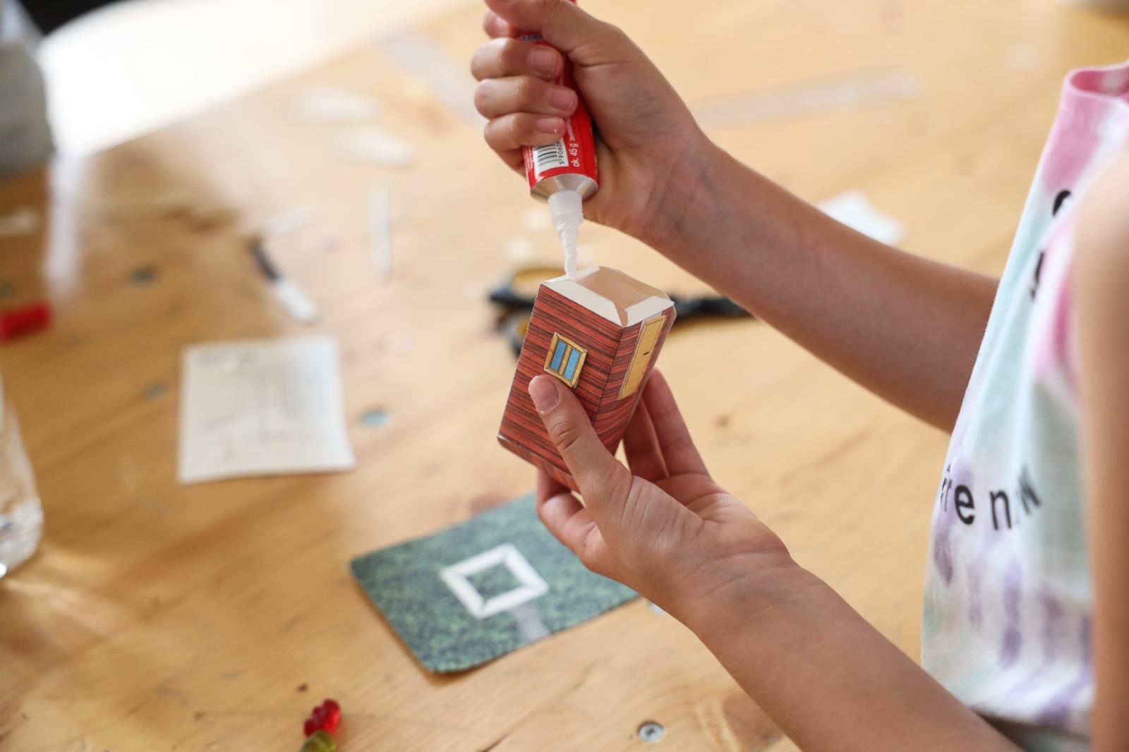 Zdjęcie w galerii na portalu naszraciborz.pl: Modele z kartonu na letnich warsztatach w RCK wiadomości z regionu