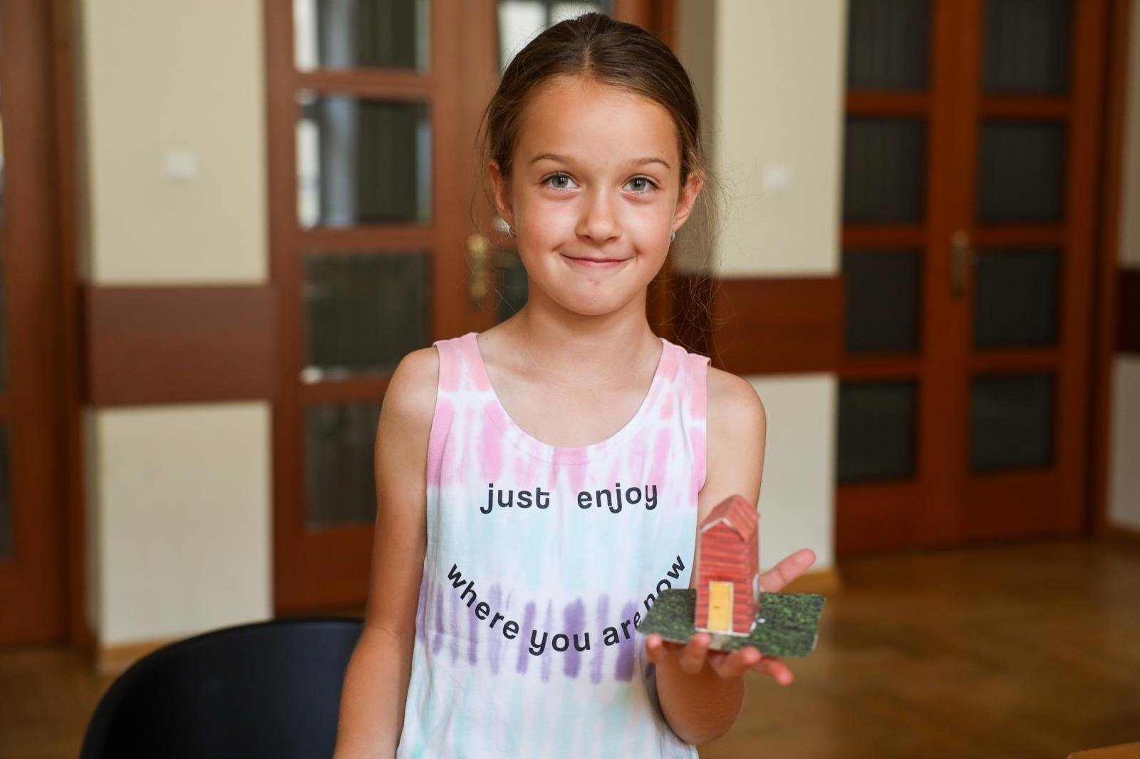 Zdjęcie w galerii na portalu naszraciborz.pl: Modele z kartonu na letnich warsztatach w RCK wiadomości z regionu