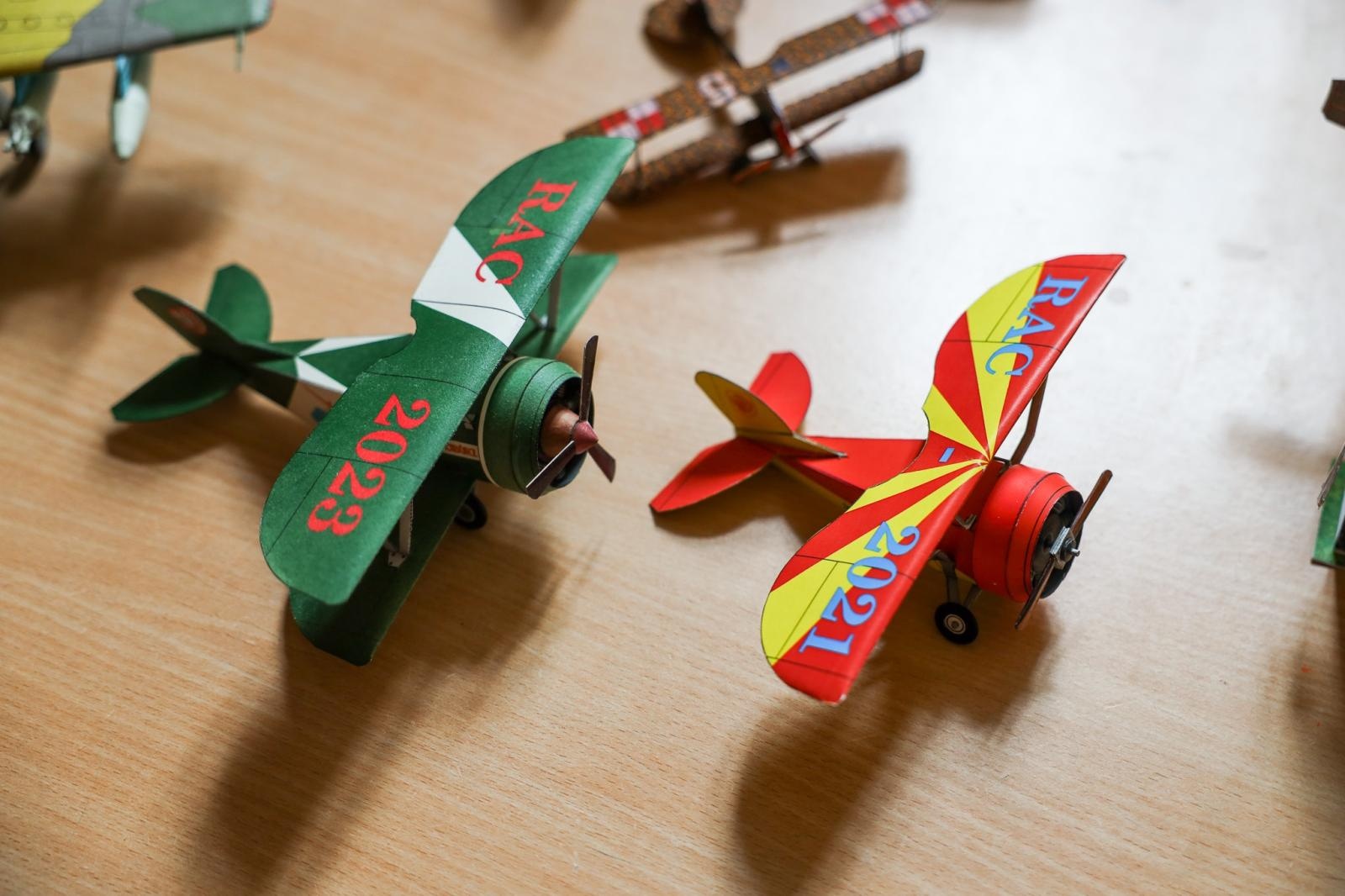 Zdjęcie w galerii na portalu naszraciborz.pl: Modele z kartonu na letnich warsztatach w RCK wiadomości z regionu