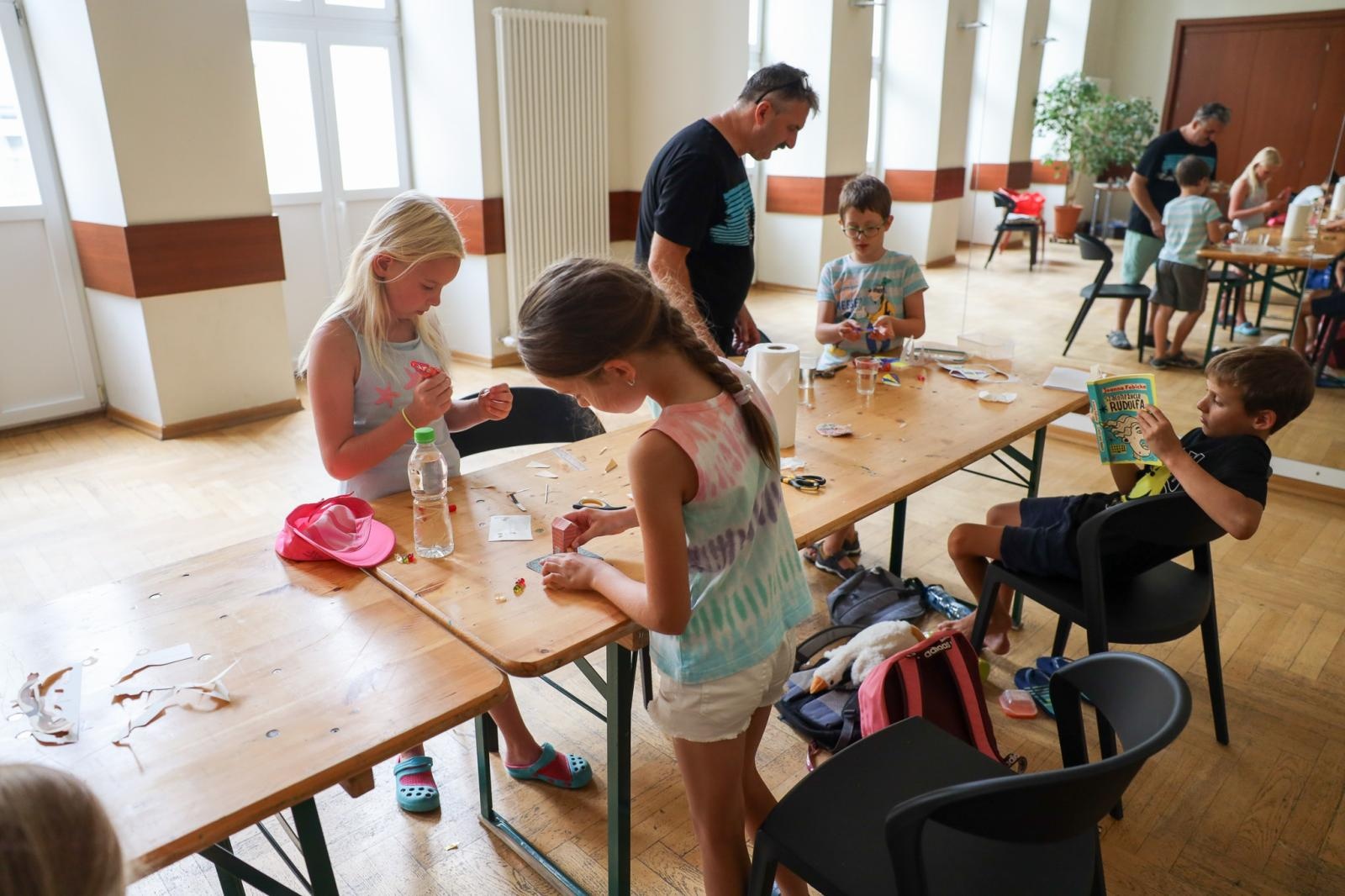 Zdjęcie w galerii na portalu naszraciborz.pl: Modele z kartonu na letnich warsztatach w RCK wiadomości z regionu