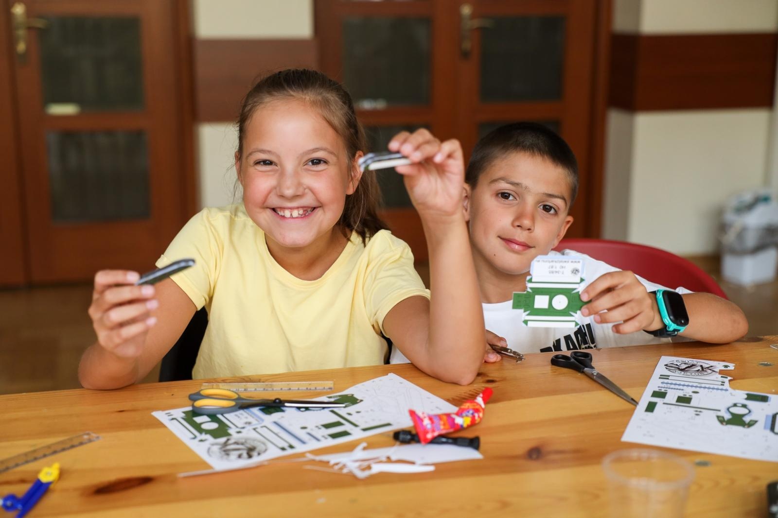 Zdjęcie w galerii na portalu naszraciborz.pl: Modele z kartonu na letnich warsztatach w RCK wiadomości z regionu
