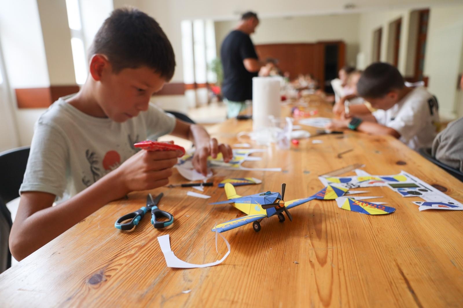 Zdjęcie w galerii na portalu naszraciborz.pl: Modele z kartonu na letnich warsztatach w RCK wiadomości z regionu