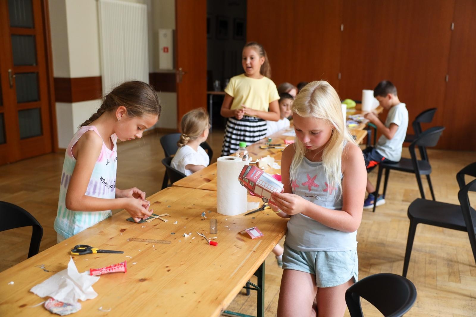 Zdjęcie w galerii na portalu naszraciborz.pl: Modele z kartonu na letnich warsztatach w RCK wiadomości z regionu