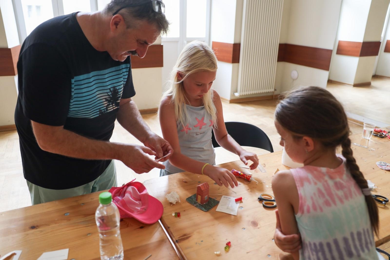 Zdjęcie w galerii na portalu naszraciborz.pl: Modele z kartonu na letnich warsztatach w RCK wiadomości z regionu