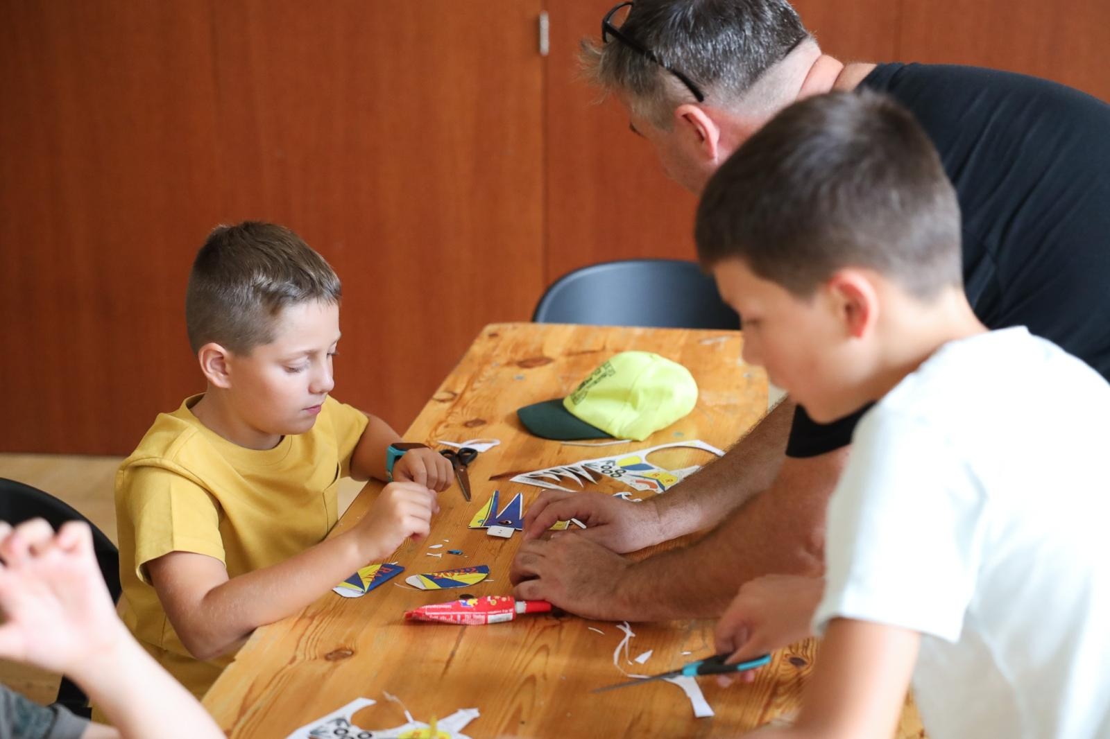 Zdjęcie w galerii na portalu naszraciborz.pl: Modele z kartonu na letnich warsztatach w RCK wiadomości z regionu