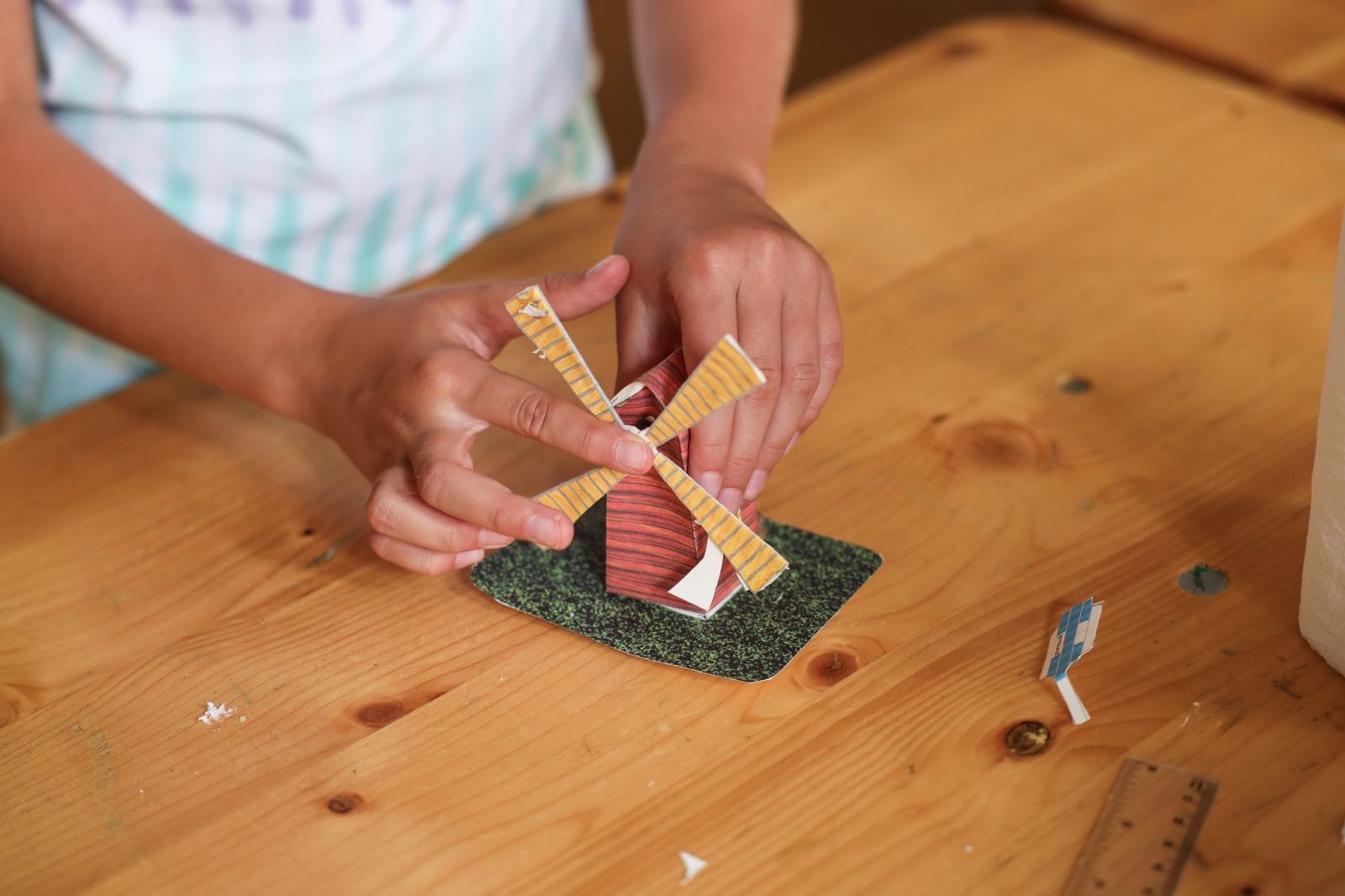 Zdjęcie w galerii na portalu naszraciborz.pl: Modele z kartonu na letnich warsztatach w RCK wiadomości z regionu