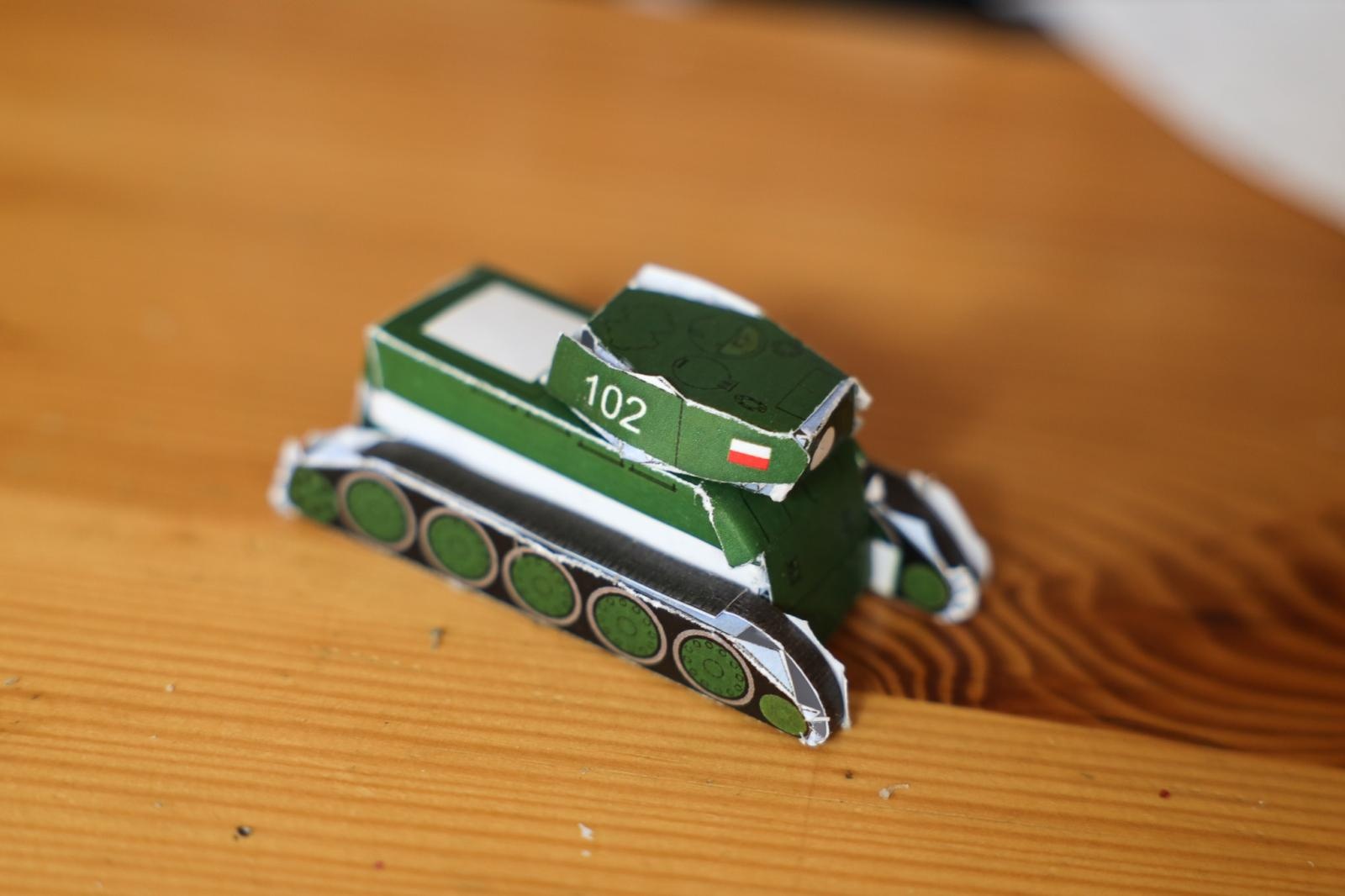 Zdjęcie w galerii na portalu naszraciborz.pl: Modele z kartonu na letnich warsztatach w RCK wiadomości z regionu