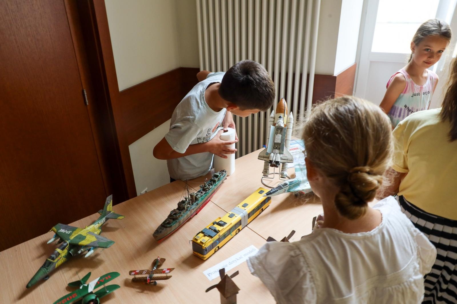 Zdjęcie w galerii na portalu naszraciborz.pl: Modele z kartonu na letnich warsztatach w RCK wiadomości z regionu