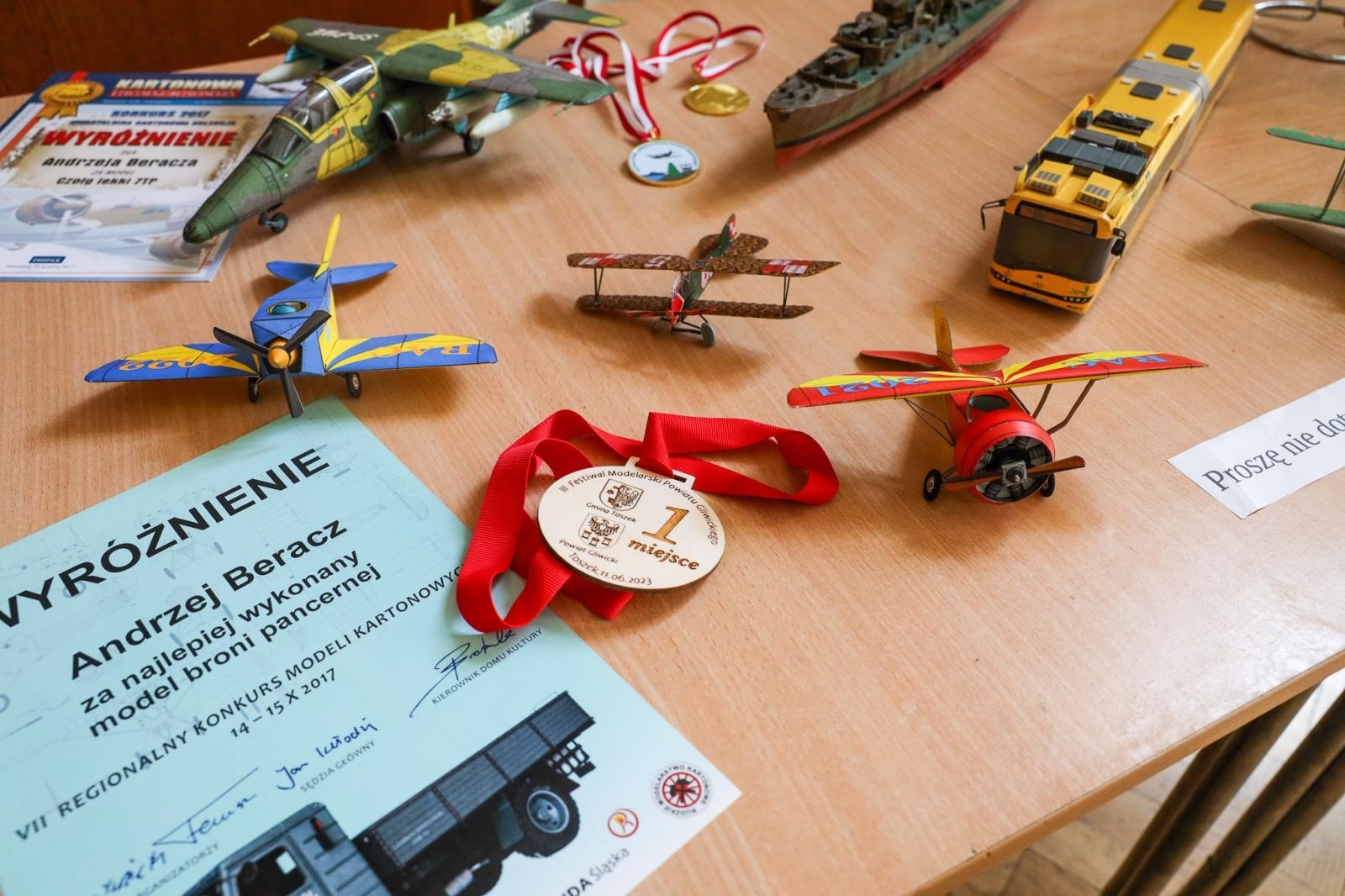 Zdjęcie w galerii na portalu naszraciborz.pl: Modele z kartonu na letnich warsztatach w RCK wiadomości z regionu