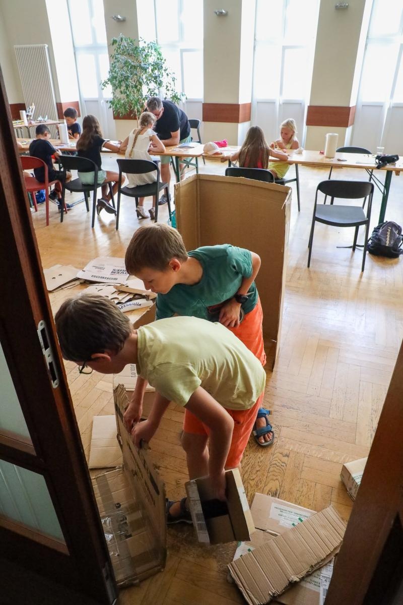 Zdjęcie w galerii na portalu naszraciborz.pl: Modele z kartonu na letnich warsztatach w RCK wiadomości z regionu