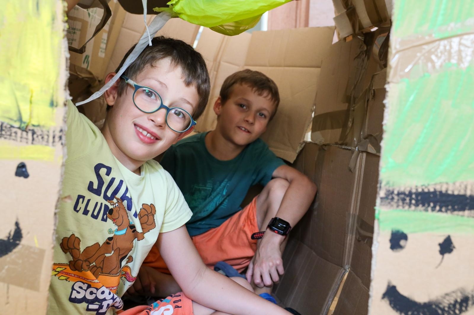 Zdjęcie w galerii na portalu naszraciborz.pl: Modele z kartonu na letnich warsztatach w RCK wiadomości z regionu