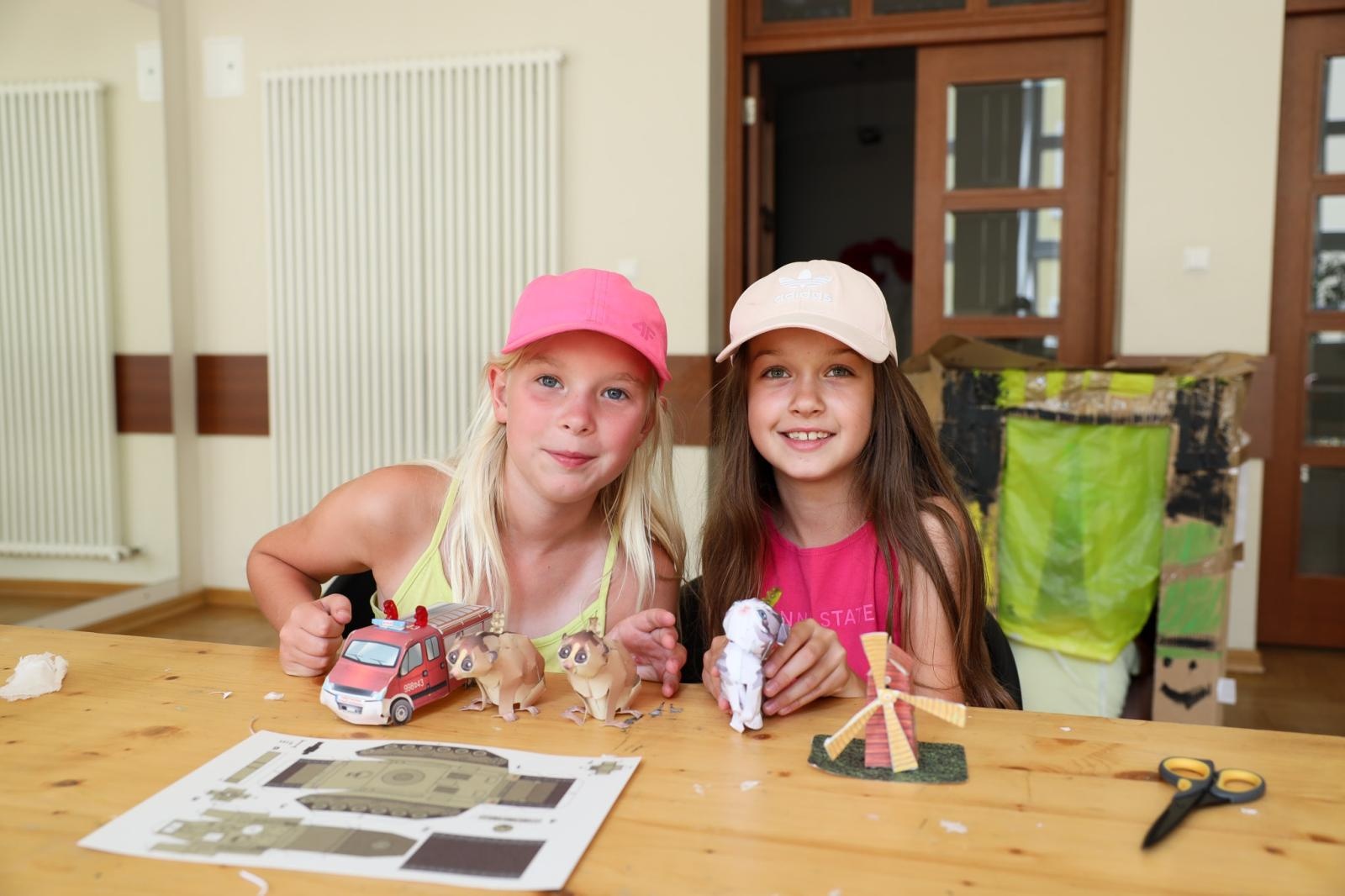 Zdjęcie w galerii na portalu naszraciborz.pl: Modele z kartonu na letnich warsztatach w RCK wiadomości z regionu