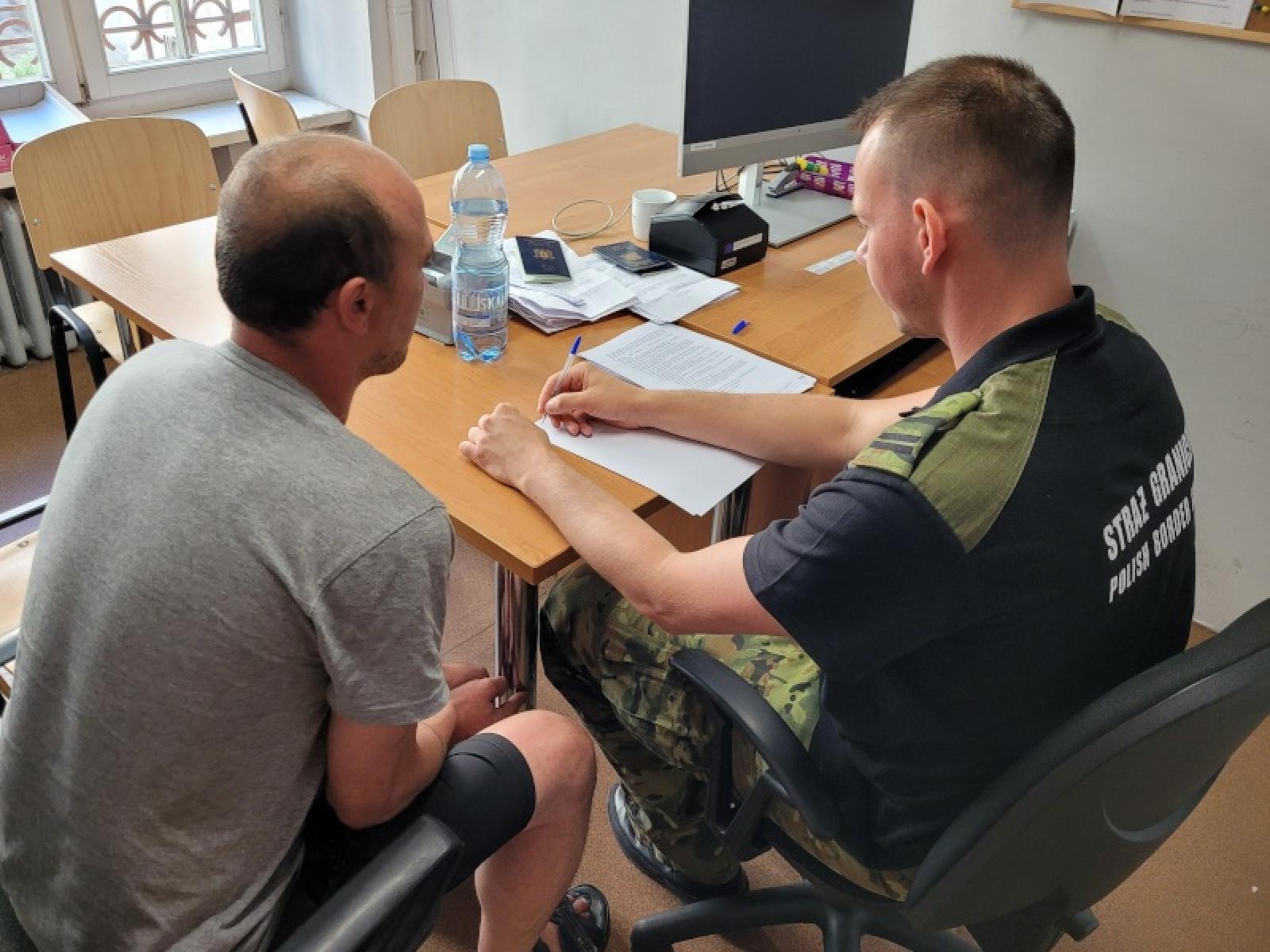 Zdjęcie w galerii na portalu naszraciborz.pl: ŚOSG Racibórz. Od początku roku zatrzymano 16 przemytników za próbę przewiezienia nielegalnych migrantów wiadomości z regionu