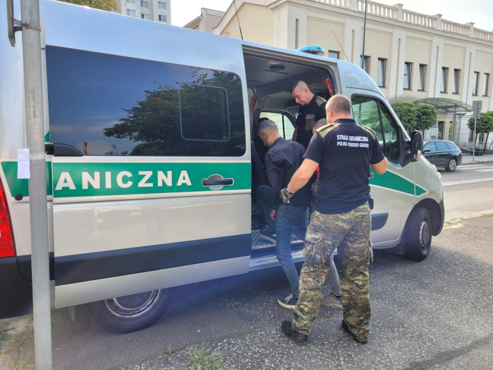 Zdjęcie w galerii na portalu naszraciborz.pl: ŚOSG Racibórz. Od początku roku zatrzymano 16 przemytników za próbę przewiezienia nielegalnych migrantów wiadomości z regionu