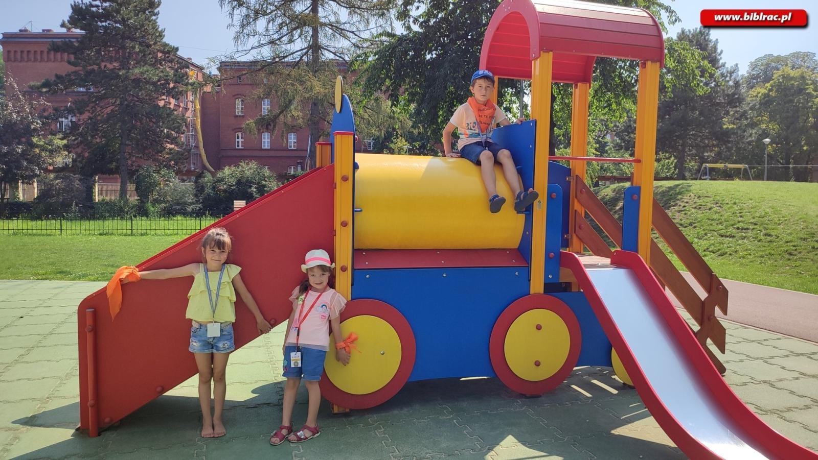 Zdjęcie w galerii na portalu naszraciborz.pl: W odwiedzinach u Pippi Pończoszanki i Mary Poppins - Letni Wehikuł Czasu w Bibliotece wiadomości z regionu