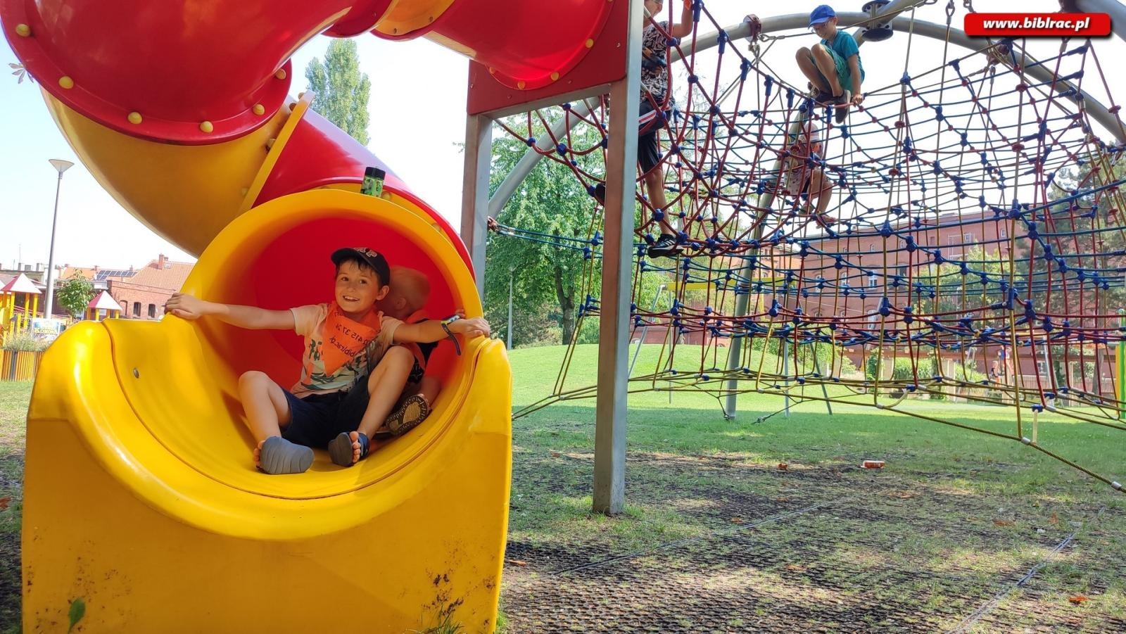 Zdjęcie w galerii na portalu naszraciborz.pl: W odwiedzinach u Pippi Pończoszanki i Mary Poppins - Letni Wehikuł Czasu w Bibliotece wiadomości z regionu