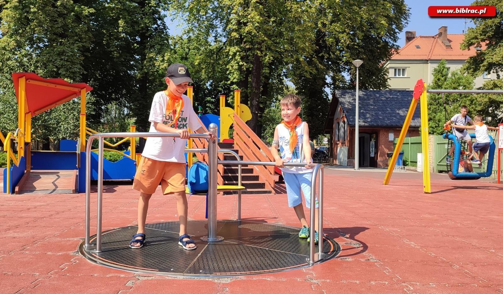 Zdjęcie w galerii na portalu naszraciborz.pl: W odwiedzinach u Pippi Pończoszanki i Mary Poppins - Letni Wehikuł Czasu w Bibliotece wiadomości z regionu