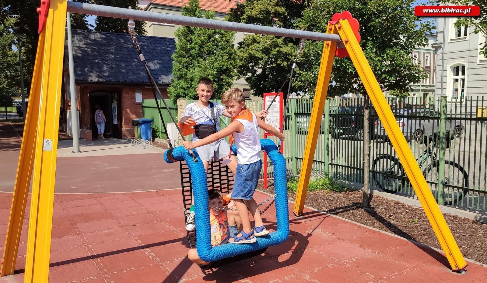 Zdjęcie w galerii na portalu naszraciborz.pl: W odwiedzinach u Pippi Pończoszanki i Mary Poppins - Letni Wehikuł Czasu w Bibliotece wiadomości z regionu