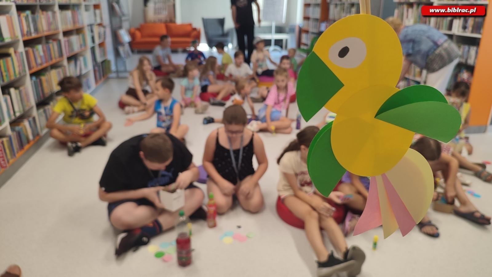 Zdjęcie w galerii na portalu naszraciborz.pl: W odwiedzinach u Pippi Pończoszanki i Mary Poppins - Letni Wehikuł Czasu w Bibliotece wiadomości z regionu