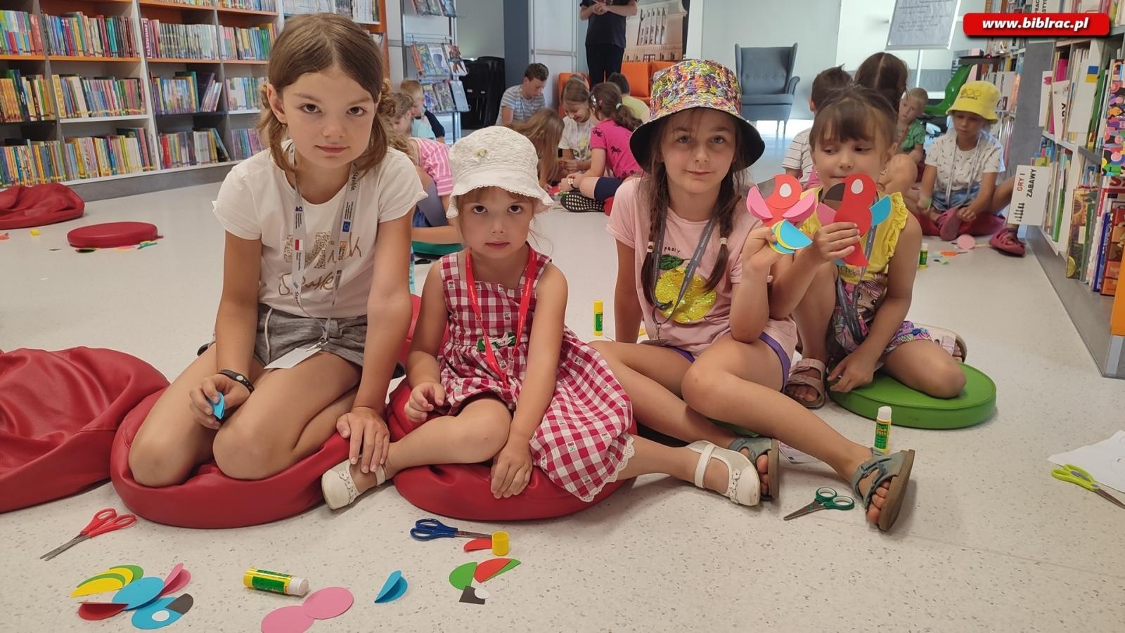 Zdjęcie w galerii na portalu naszraciborz.pl: W odwiedzinach u Pippi Pończoszanki i Mary Poppins - Letni Wehikuł Czasu w Bibliotece wiadomości z regionu