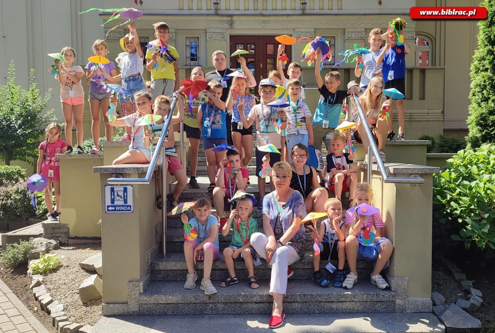 Zdjęcie w galerii na portalu naszraciborz.pl: W odwiedzinach u Pippi Pończoszanki i Mary Poppins - Letni Wehikuł Czasu w Bibliotece wiadomości z regionu