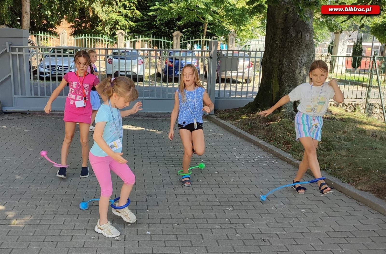 Zdjęcie w galerii na portalu naszraciborz.pl: W odwiedzinach u Pippi Pończoszanki i Mary Poppins - Letni Wehikuł Czasu w Bibliotece wiadomości z regionu