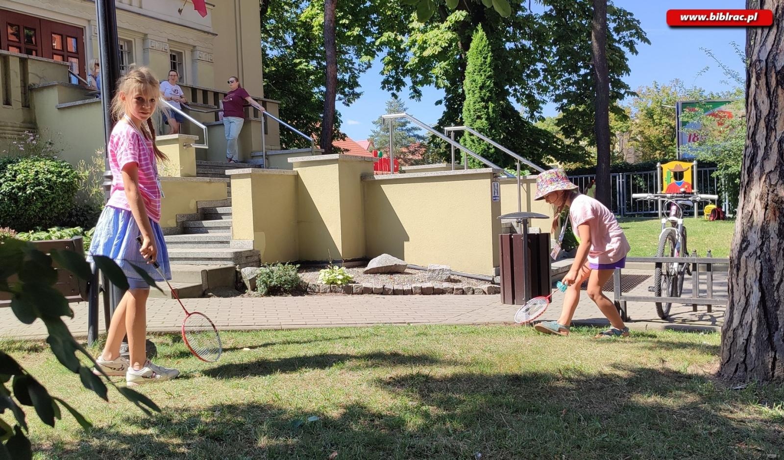 Zdjęcie w galerii na portalu naszraciborz.pl: W odwiedzinach u Pippi Pończoszanki i Mary Poppins - Letni Wehikuł Czasu w Bibliotece wiadomości z regionu