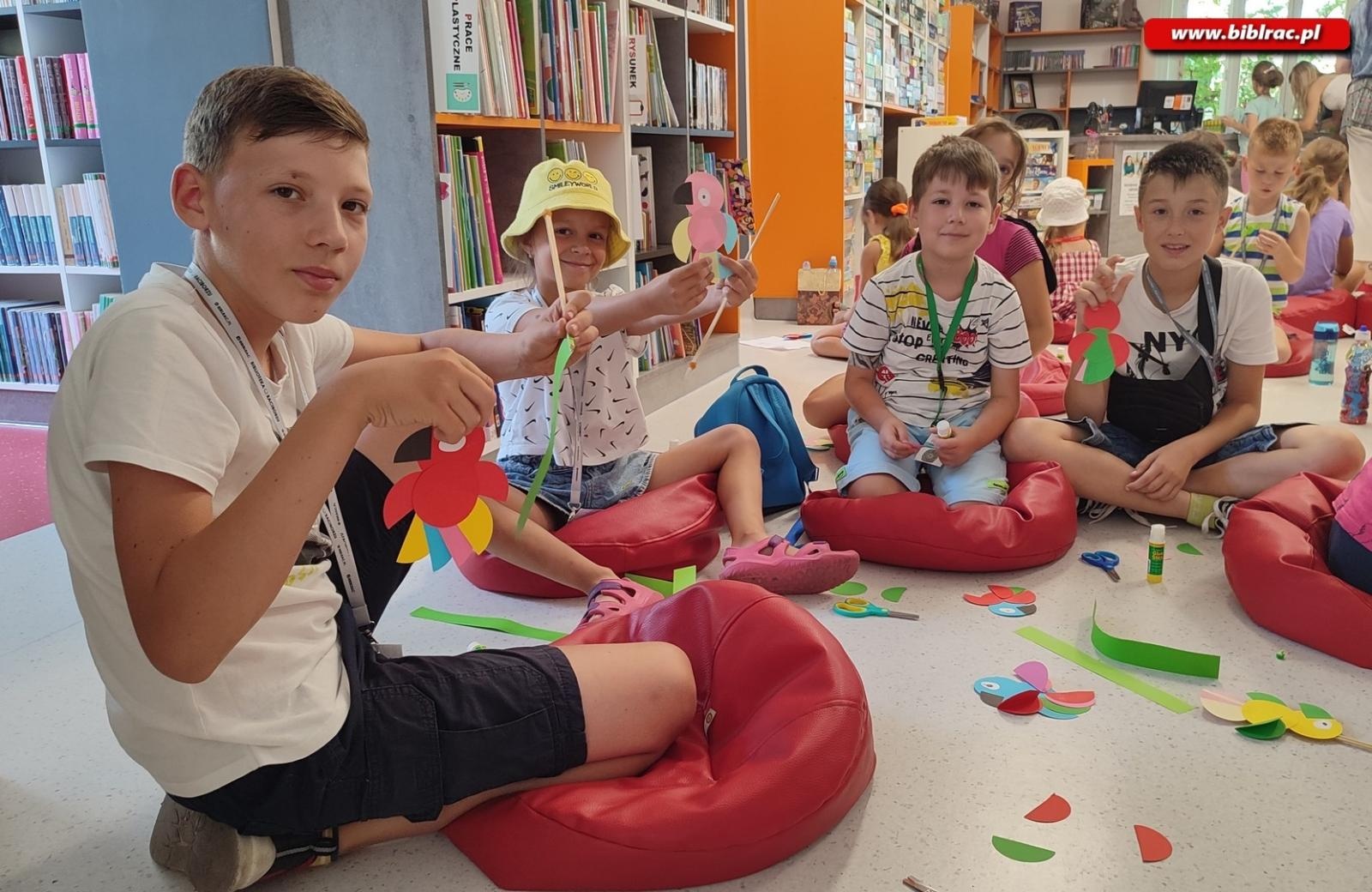 Zdjęcie w galerii na portalu naszraciborz.pl: W odwiedzinach u Pippi Pończoszanki i Mary Poppins - Letni Wehikuł Czasu w Bibliotece wiadomości z regionu