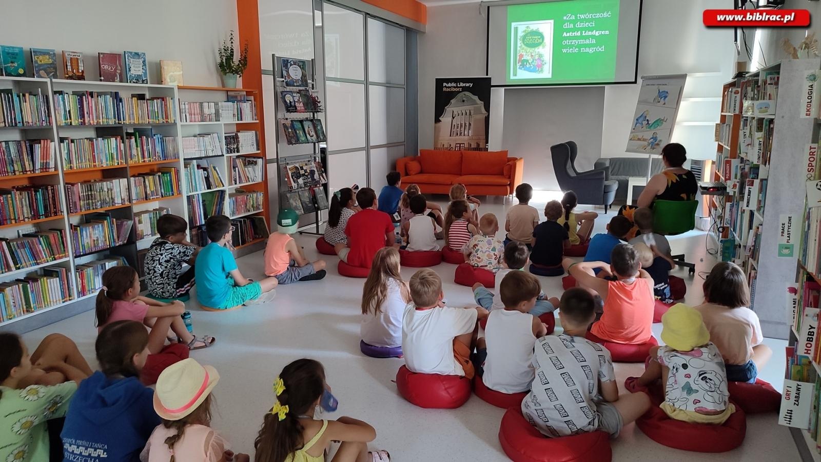 Zdjęcie w galerii na portalu naszraciborz.pl: W odwiedzinach u Pippi Pończoszanki i Mary Poppins - Letni Wehikuł Czasu w Bibliotece wiadomości z regionu