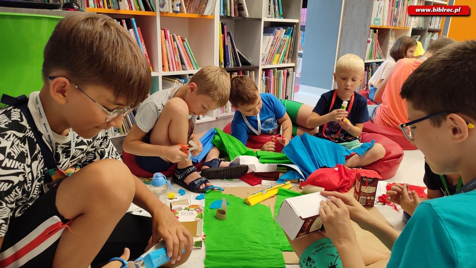 Zdjęcie w galerii na portalu naszraciborz.pl: W odwiedzinach u Pippi Pończoszanki i Mary Poppins - Letni Wehikuł Czasu w Bibliotece wiadomości z regionu