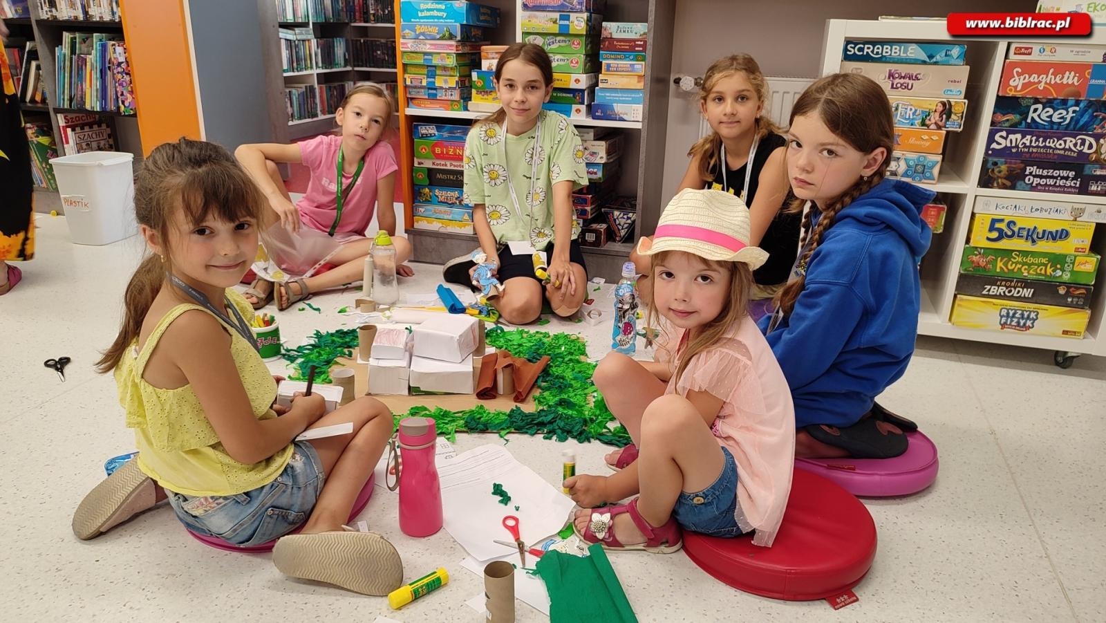 Zdjęcie w galerii na portalu naszraciborz.pl: W odwiedzinach u Pippi Pończoszanki i Mary Poppins - Letni Wehikuł Czasu w Bibliotece wiadomości z regionu