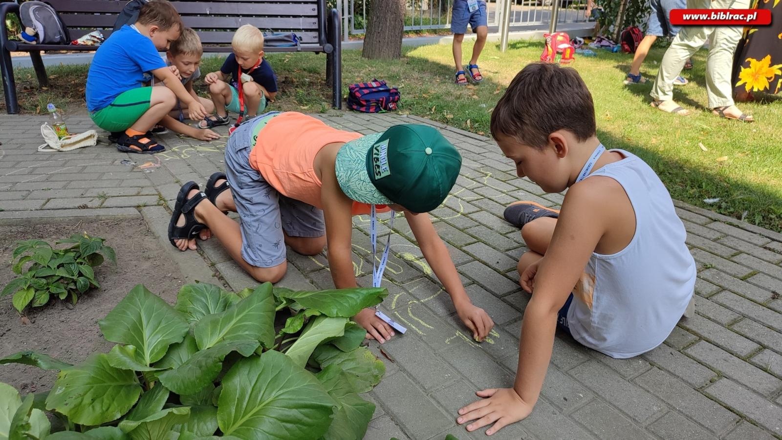 Zdjęcie w galerii na portalu naszraciborz.pl: W odwiedzinach u Pippi Pończoszanki i Mary Poppins - Letni Wehikuł Czasu w Bibliotece wiadomości z regionu