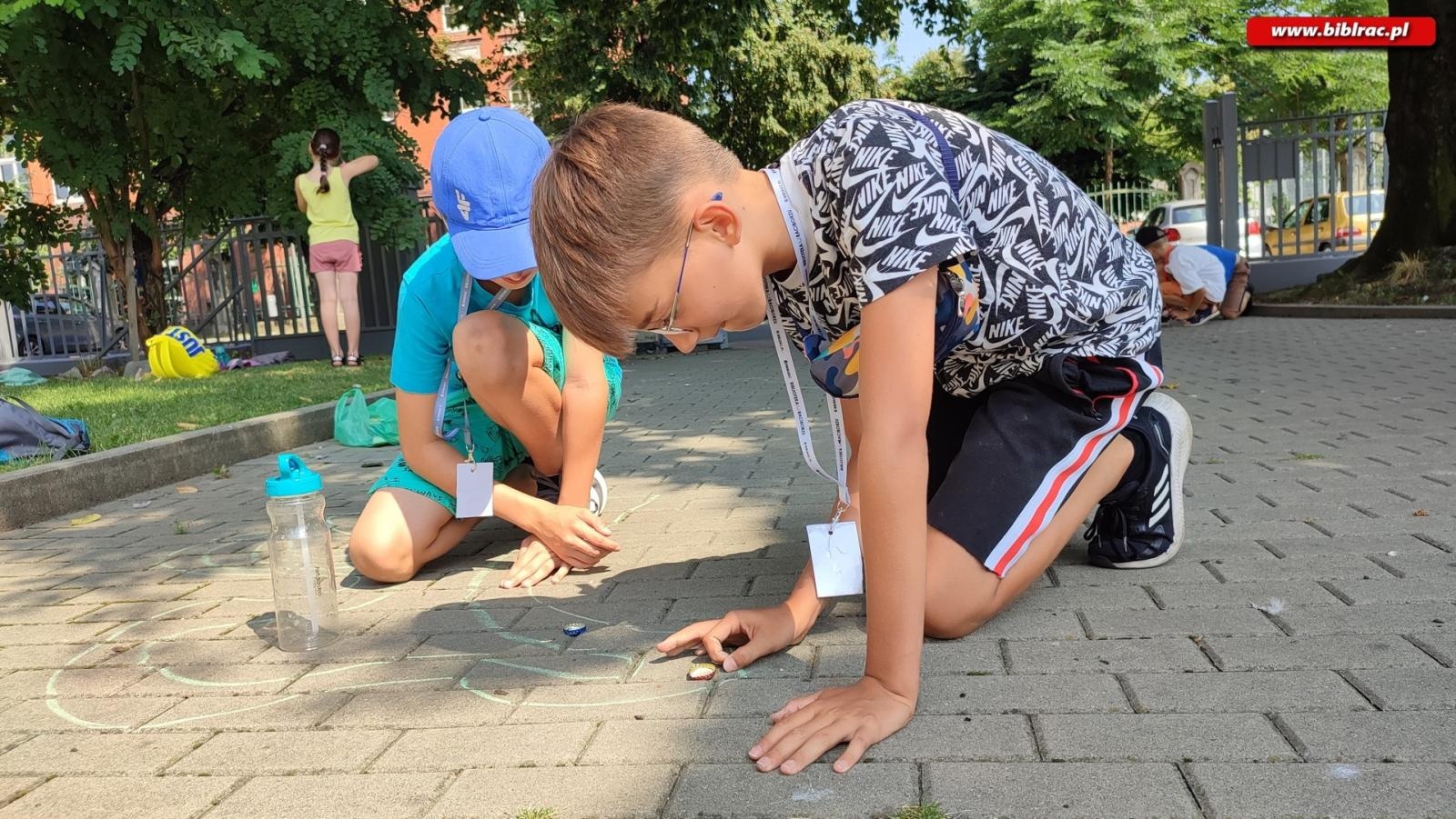Zdjęcie w galerii na portalu naszraciborz.pl: W odwiedzinach u Pippi Pończoszanki i Mary Poppins - Letni Wehikuł Czasu w Bibliotece wiadomości z regionu
