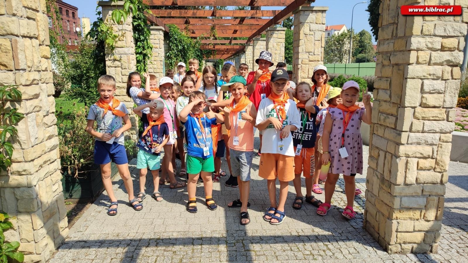 Zdjęcie w galerii na portalu naszraciborz.pl: W odwiedzinach u Pippi Pończoszanki i Mary Poppins - Letni Wehikuł Czasu w Bibliotece wiadomości z regionu