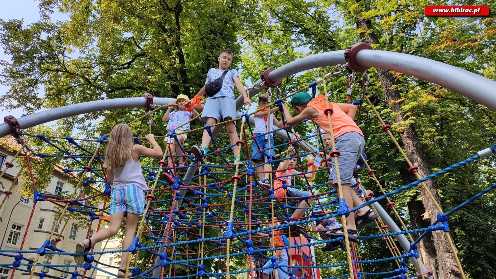 Zdjęcie w galerii na portalu naszraciborz.pl: W odwiedzinach u Pippi Pończoszanki i Mary Poppins - Letni Wehikuł Czasu w Bibliotece wiadomości z regionu
