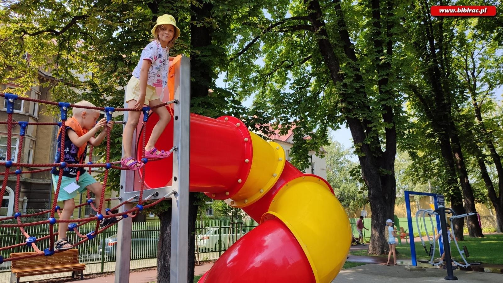 Zdjęcie w galerii na portalu naszraciborz.pl: W odwiedzinach u Pippi Pończoszanki i Mary Poppins - Letni Wehikuł Czasu w Bibliotece wiadomości z regionu