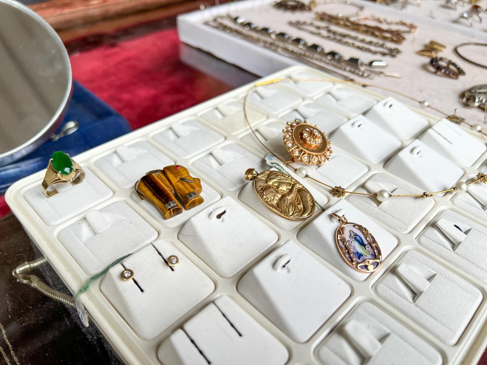 Zdjęcie w galerii na portalu naszraciborz.pl: Targ staroci w Pietrowicach Wielkich. Pojawiły się perełki wiadomości z regionu