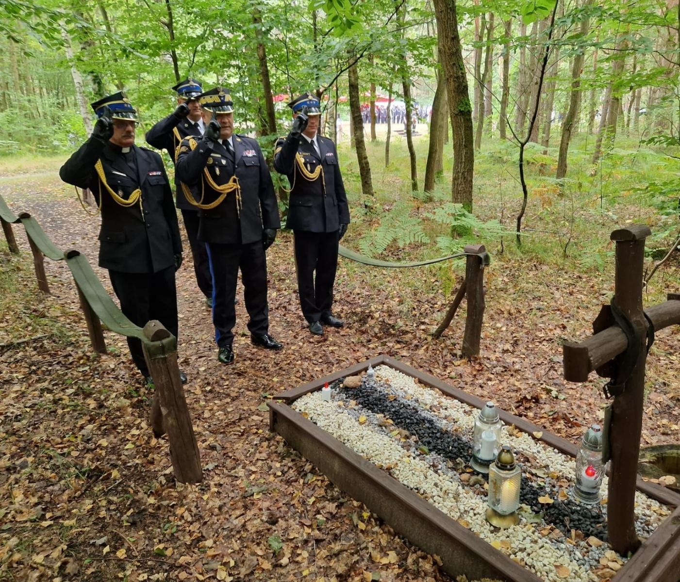 Zdjęcie w galerii na portalu naszraciborz.pl: 31. rocznica wybuchu wielkiego pożaru wokół Kuźni Raciborskiej. Oddano hołd poległym wiadomości z regionu