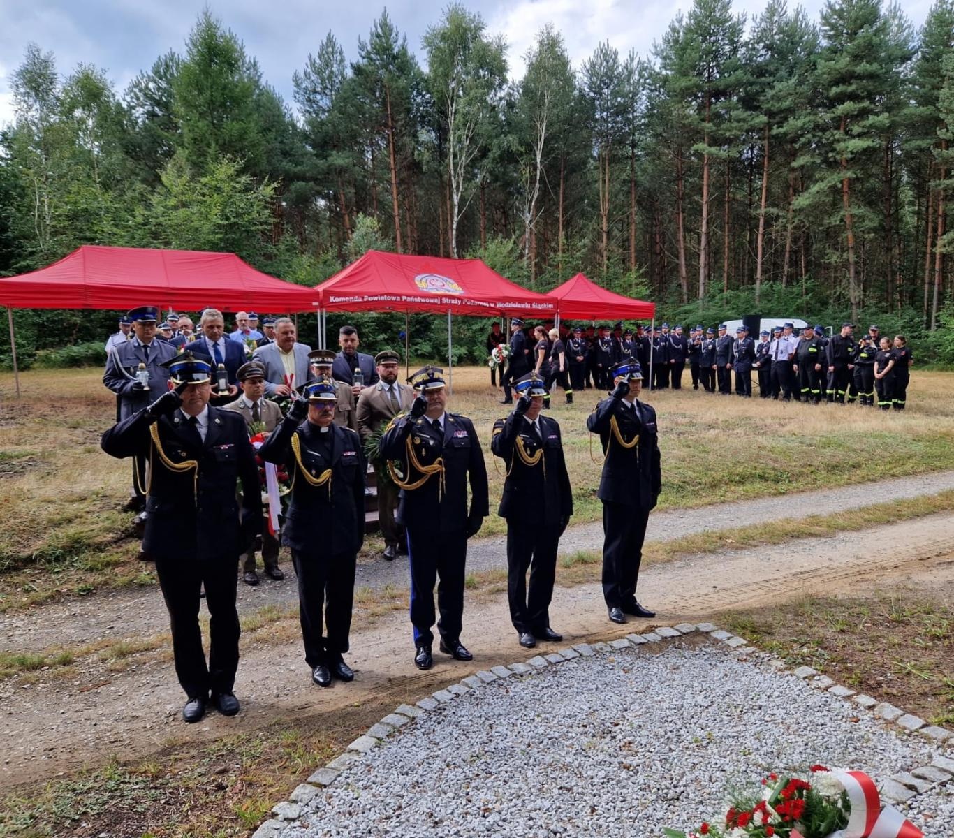 Zdjęcie w galerii na portalu naszraciborz.pl: 31. rocznica wybuchu wielkiego pożaru wokół Kuźni Raciborskiej. Oddano hołd poległym wiadomości z regionu