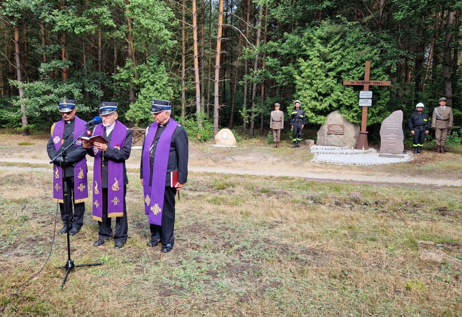 Zdjęcie w galerii na portalu naszraciborz.pl: 31. rocznica wybuchu wielkiego pożaru wokół Kuźni Raciborskiej. Oddano hołd poległym wiadomości z regionu