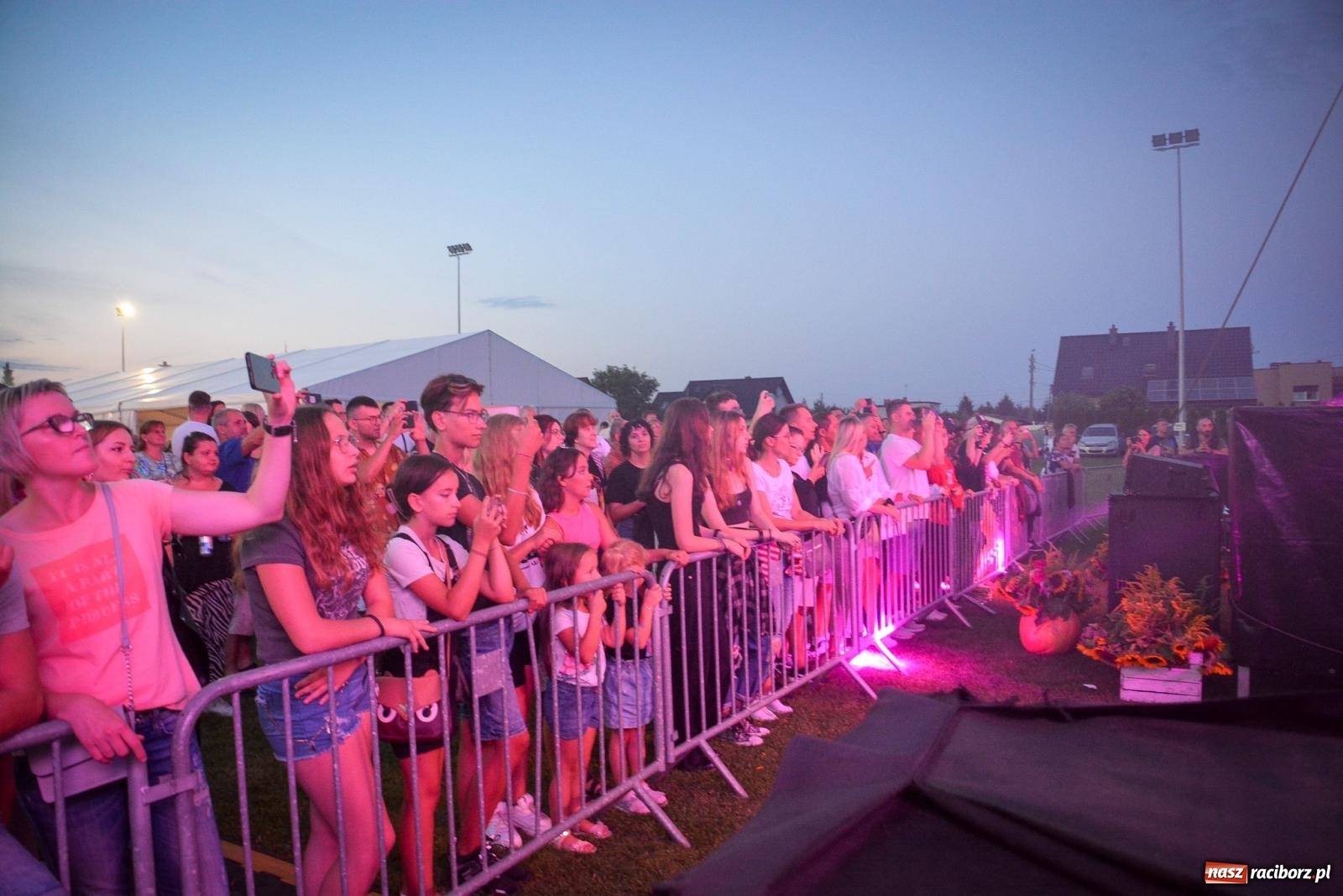 Zdjęcie w galerii na portalu naszraciborz.pl: Tak się bawią Krzyżanowice. Tłum na koncercie Video [FOTO i WIDEO] wiadomości z regionu