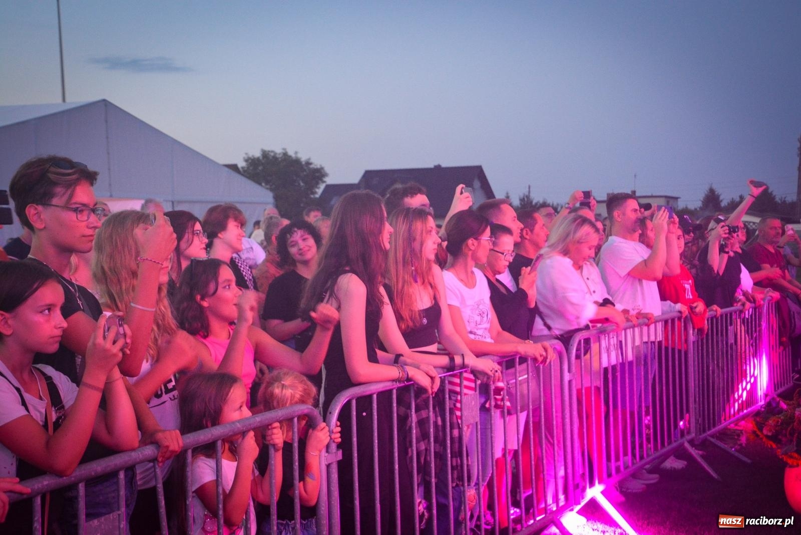 Zdjęcie w galerii na portalu naszraciborz.pl: Tak się bawią Krzyżanowice. Tłum na koncercie Video [FOTO i WIDEO] wiadomości z regionu