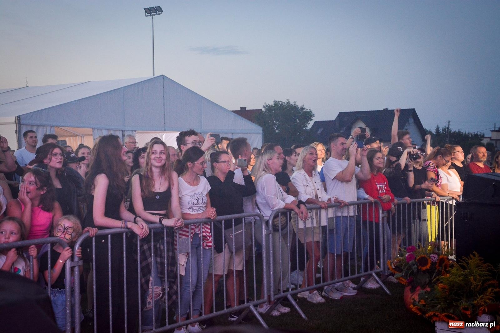 Zdjęcie w galerii na portalu naszraciborz.pl: Tak się bawią Krzyżanowice. Tłum na koncercie Video [FOTO i WIDEO] wiadomości z regionu