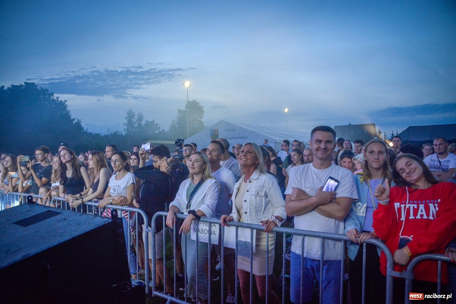 Zdjęcie w galerii na portalu naszraciborz.pl: Tak się bawią Krzyżanowice. Tłum na koncercie Video [FOTO i WIDEO] wiadomości z regionu